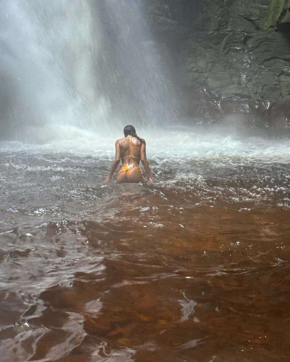 Тіна Кунакі у гірській річці