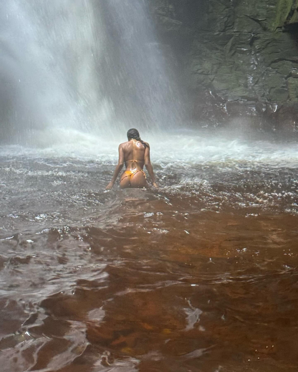 Тіна Кунакі у гірській річці