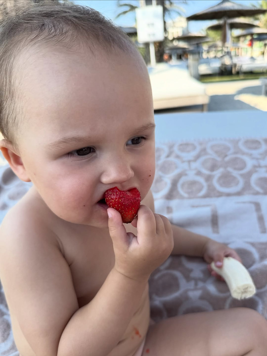 Наталія Татарінцева замилувала, як її дочка їла ягоди на турецькому пляжі