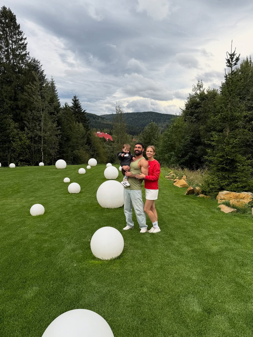 Віталій Козловський з родиною наробили фото у Карпатах