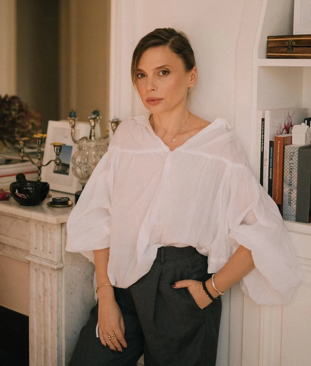 Ірена Карпа позує у сорочці