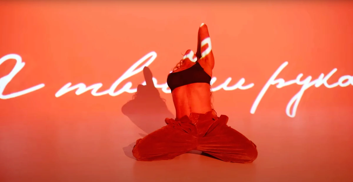 Олена Тополя у топі позваблювала в кліпі на Обеззброєна