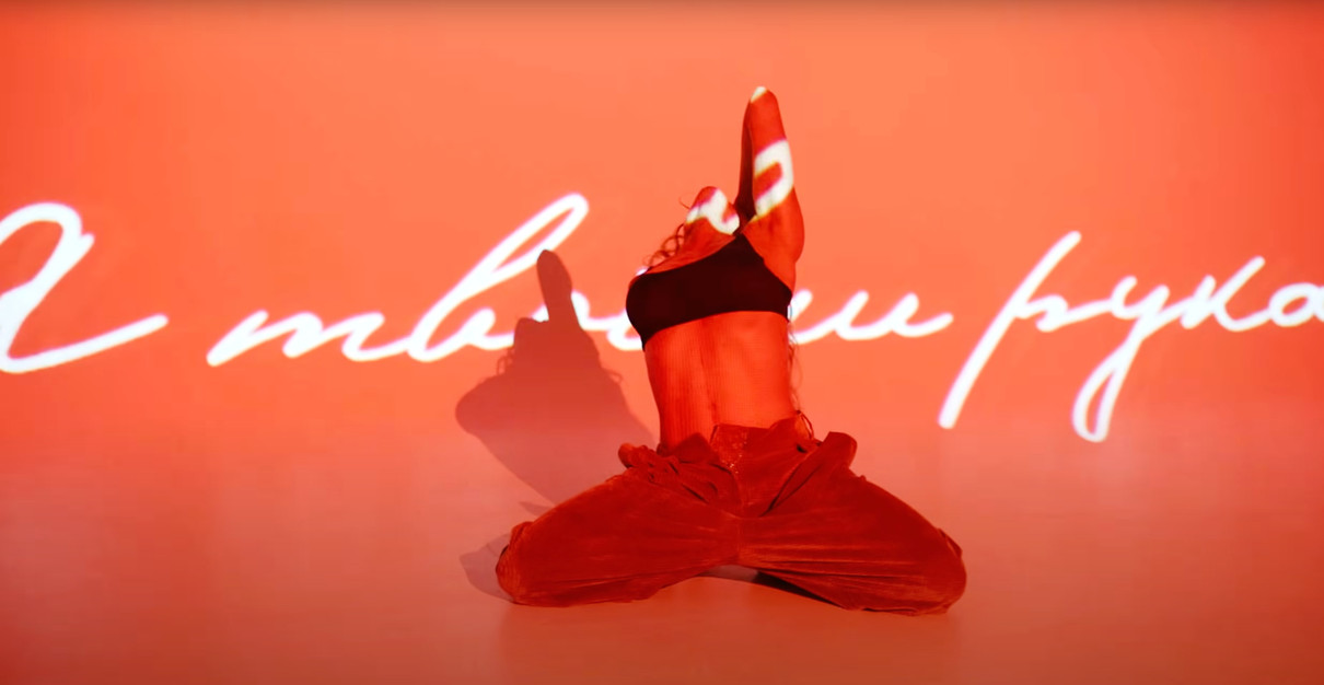 Олена Тополя у топі позваблювала в кліпі на Обеззброєна