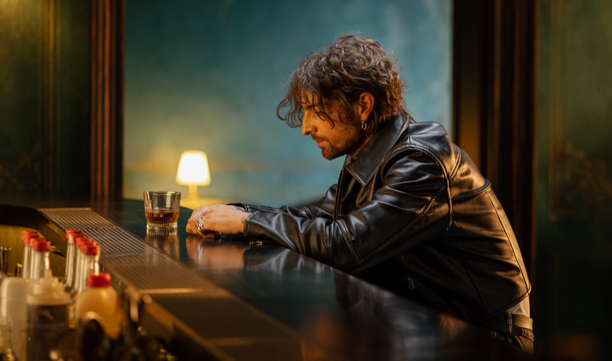 Володимир Дантес заспівав про сумні думки в барі у новому кліпі