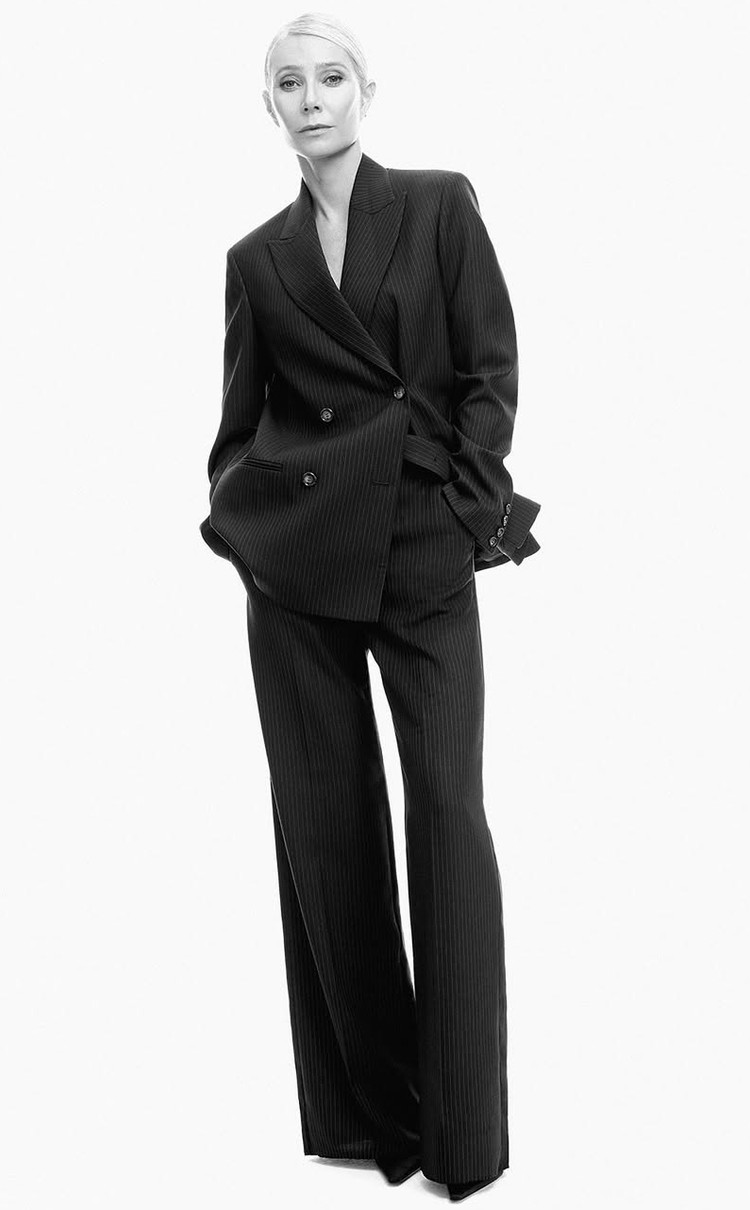 Гвінет Пелтроу блиснула стрункими ногами в ефектному костюмі