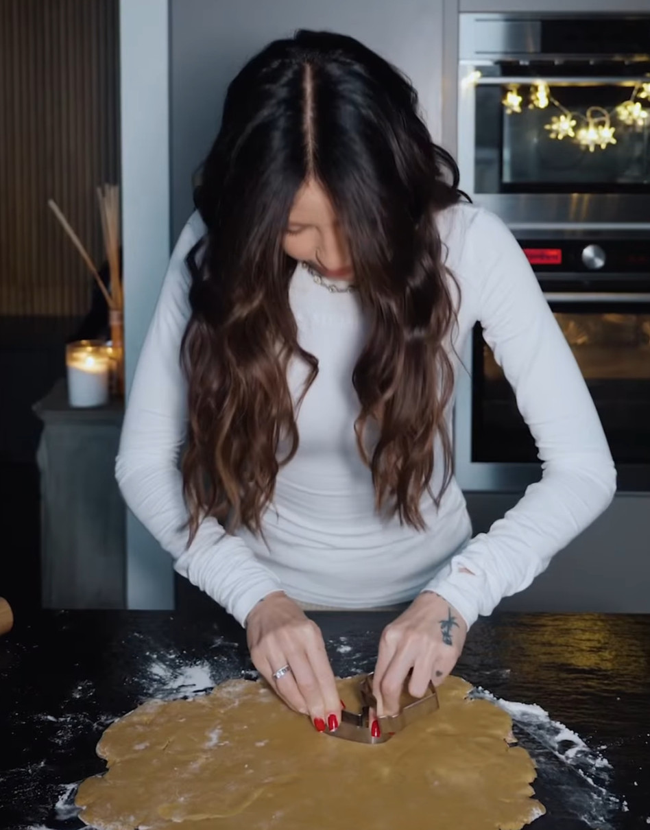 Надя Дорофєєва вирізала форми для різдвяного печива