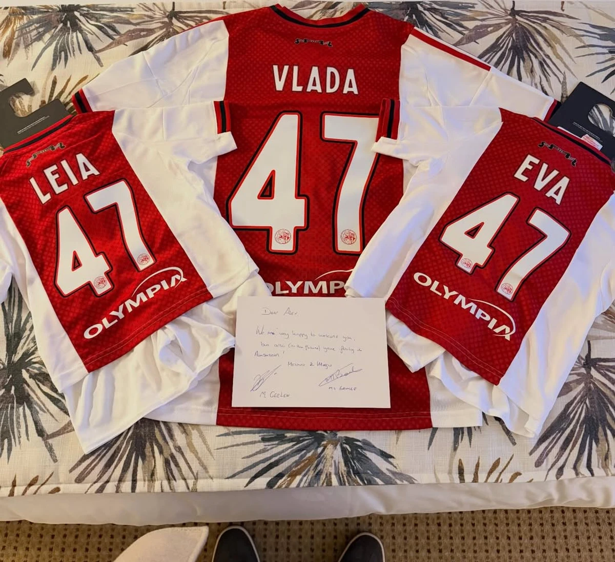 Олександр Зінченко помилувався футбольною формою дружини і дочок