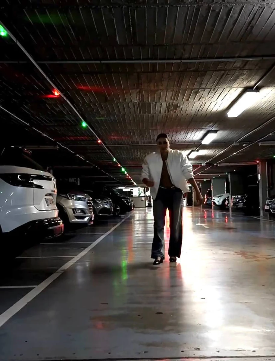 Різатдінова заходилася виконувати трюк на парковці