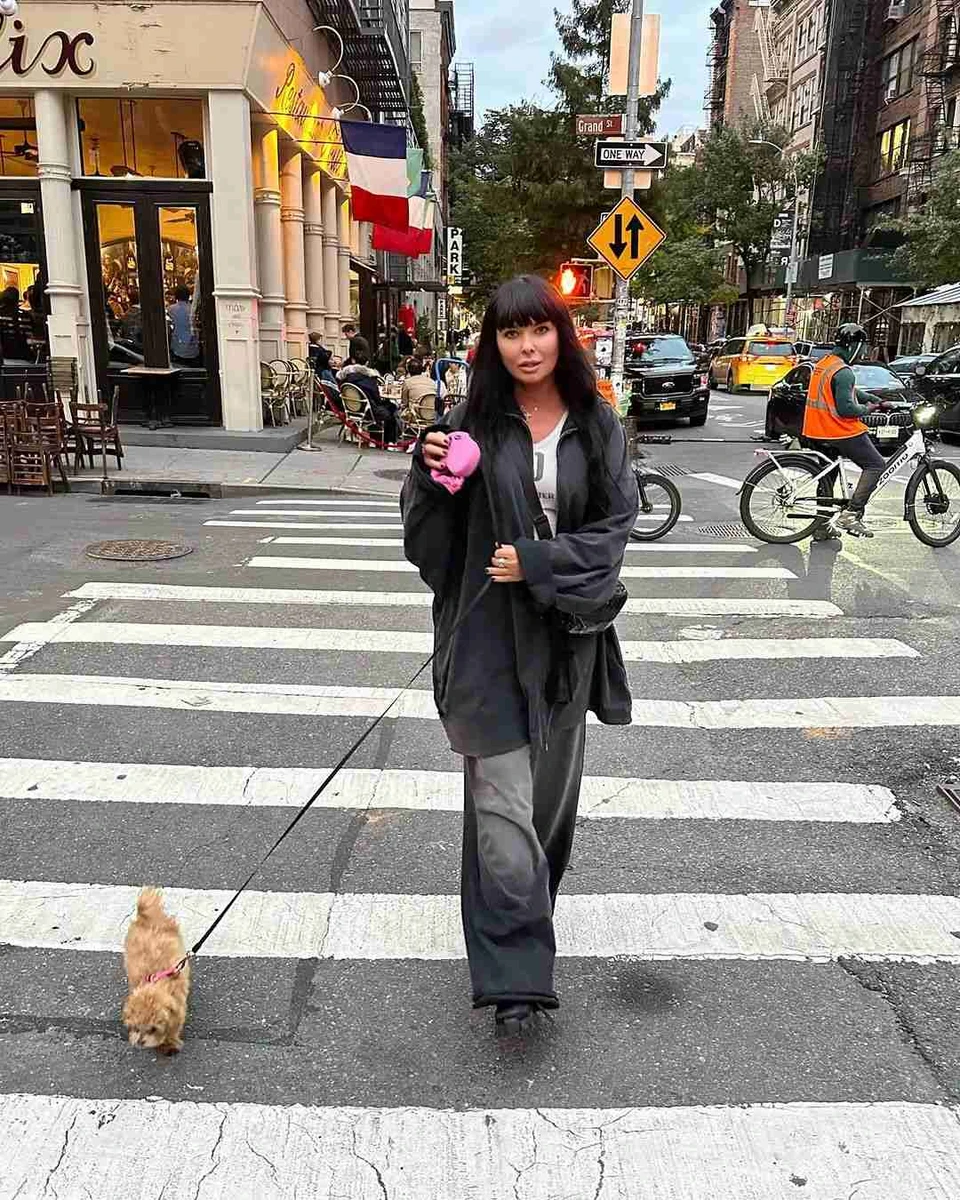 Ассія з чотирилапою подружкою прогулялися Нью-Йорком