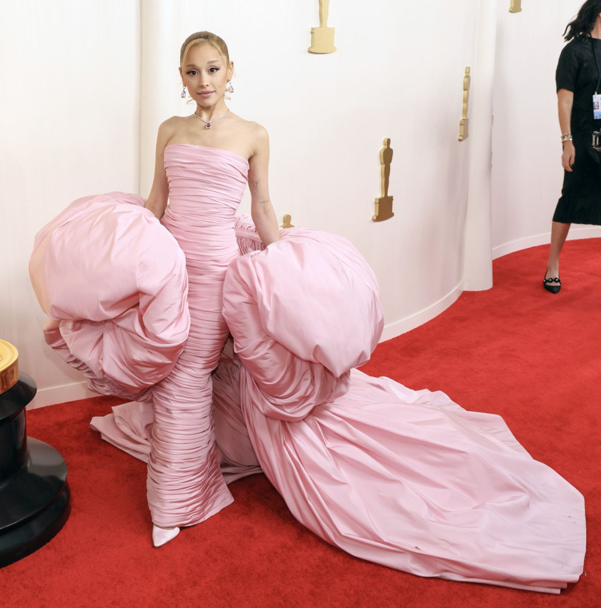 Зефірно-рожева сукня співачки Аріани Гранде від бренду Giambatista Valli Haute Couture стала чи не найбільш екстравагантною на Оскарі-2024 