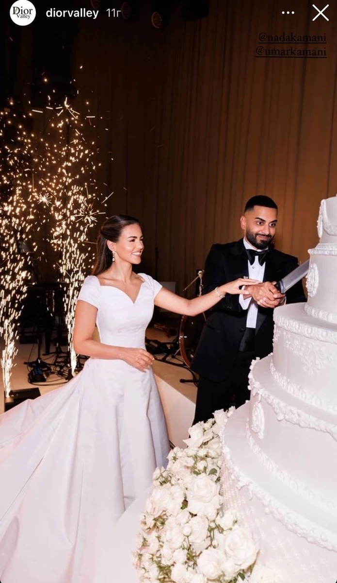 Куди ж без кількаярусного гігантського торта