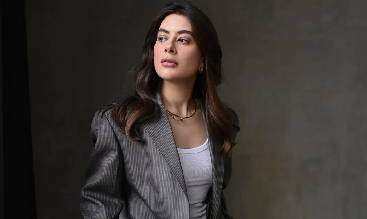 Раміна позує для фото