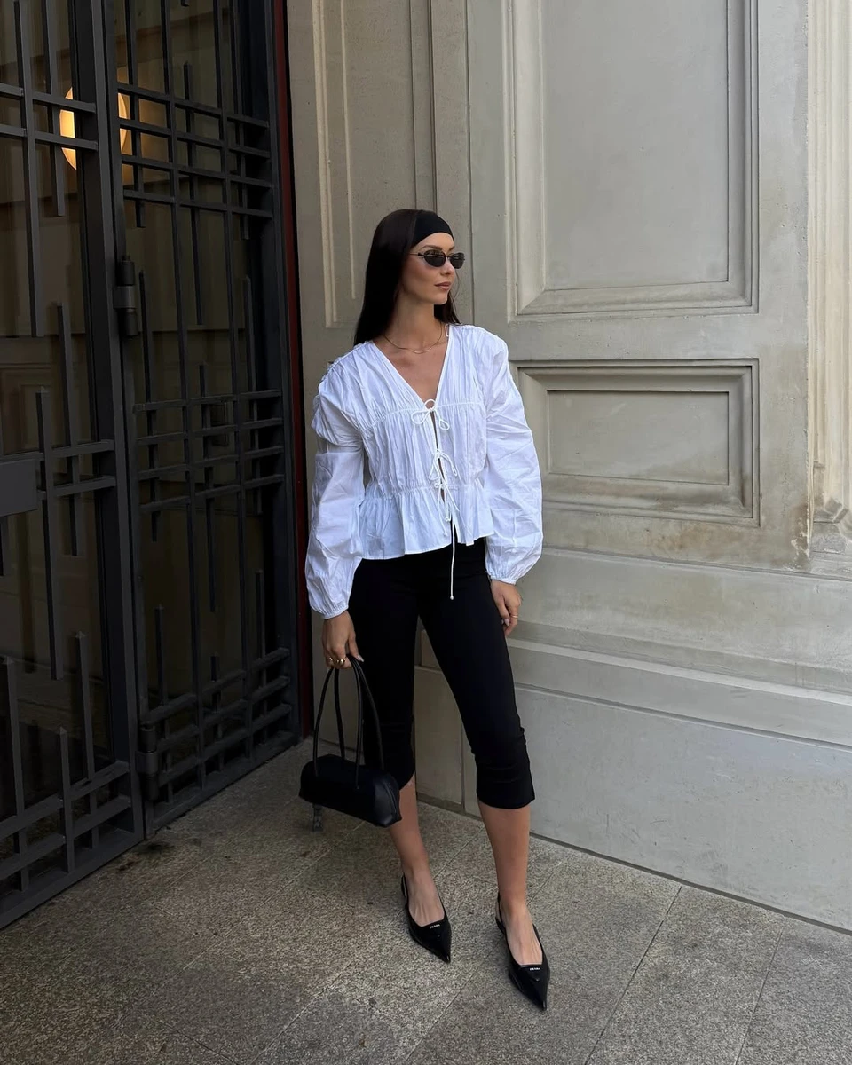 Капрі і біла блузка