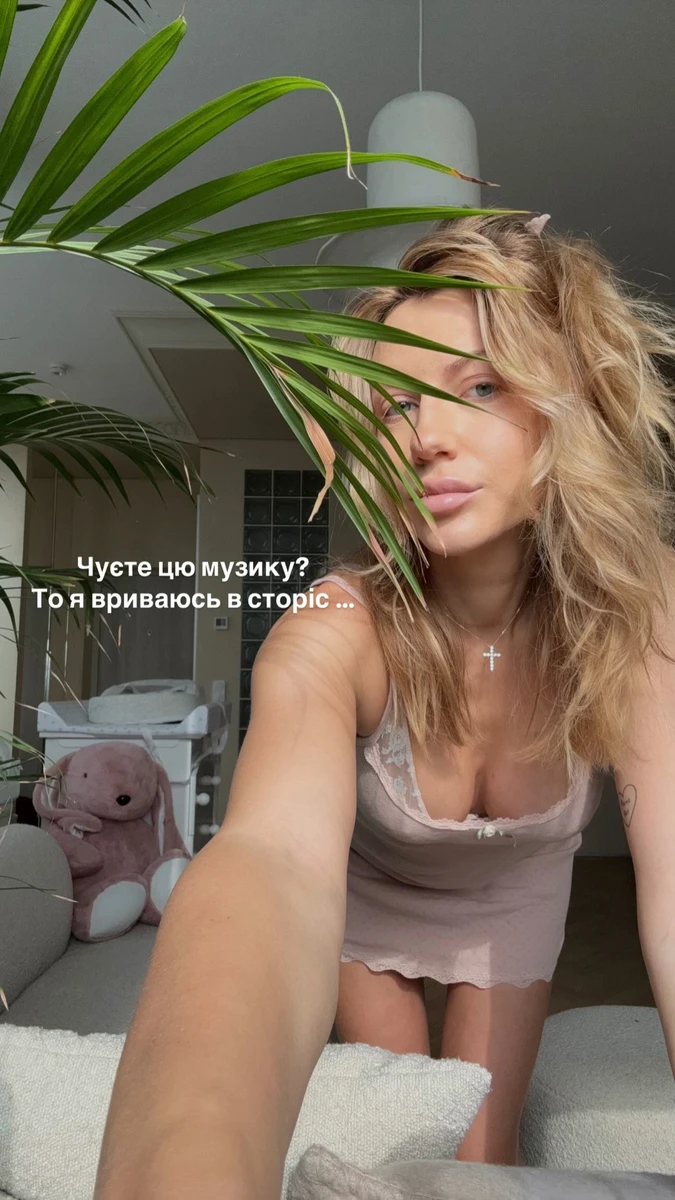 Леся Нікітюк показалась у міні після народження сина