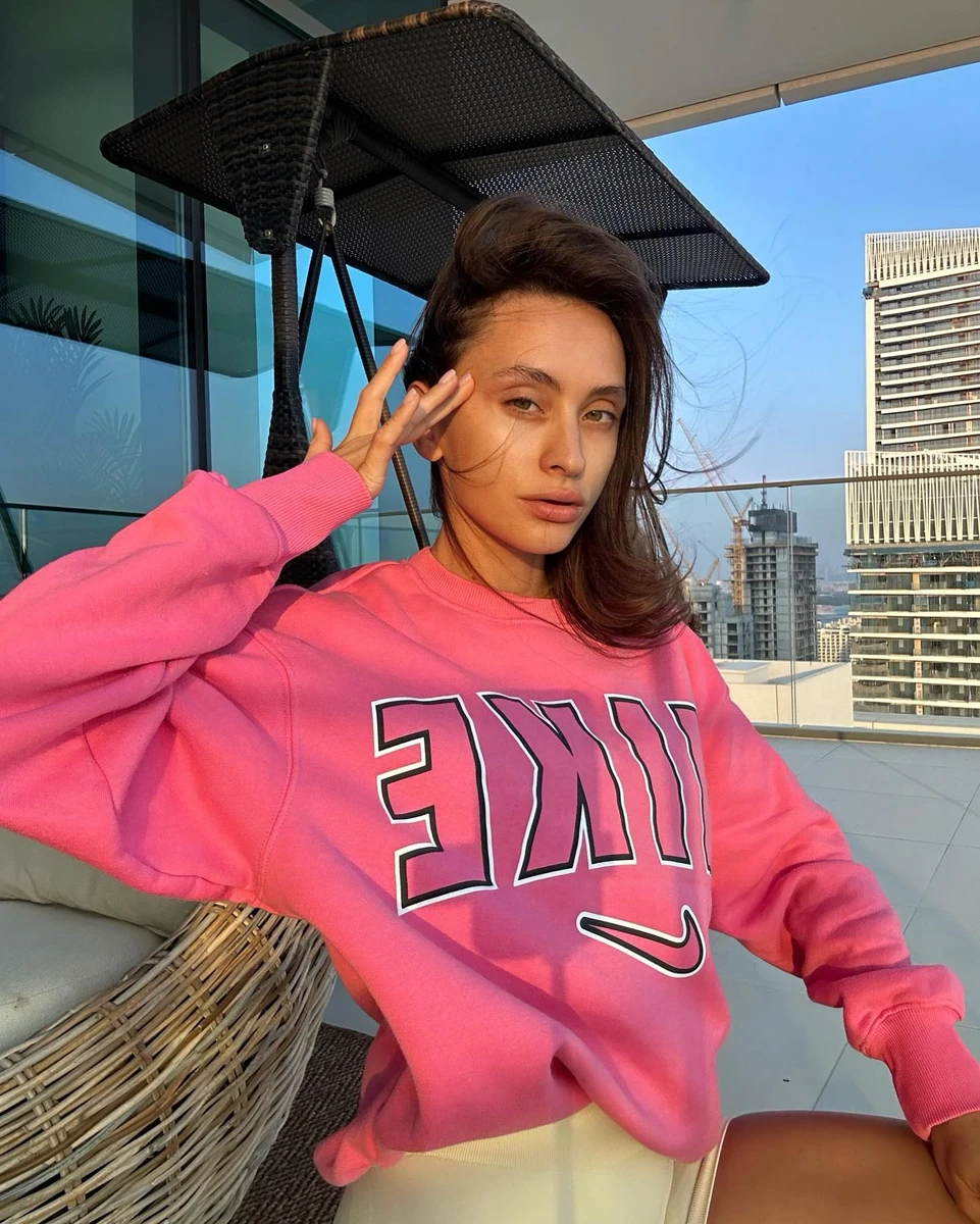 Скільки років Віолетті - невідомо, але явно набагато менше за Валіда