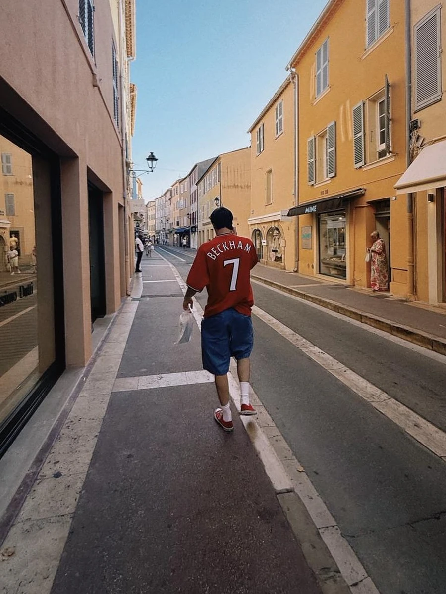 Молодший син Бекхемів прогулявся містом у футболці з номером Девіда