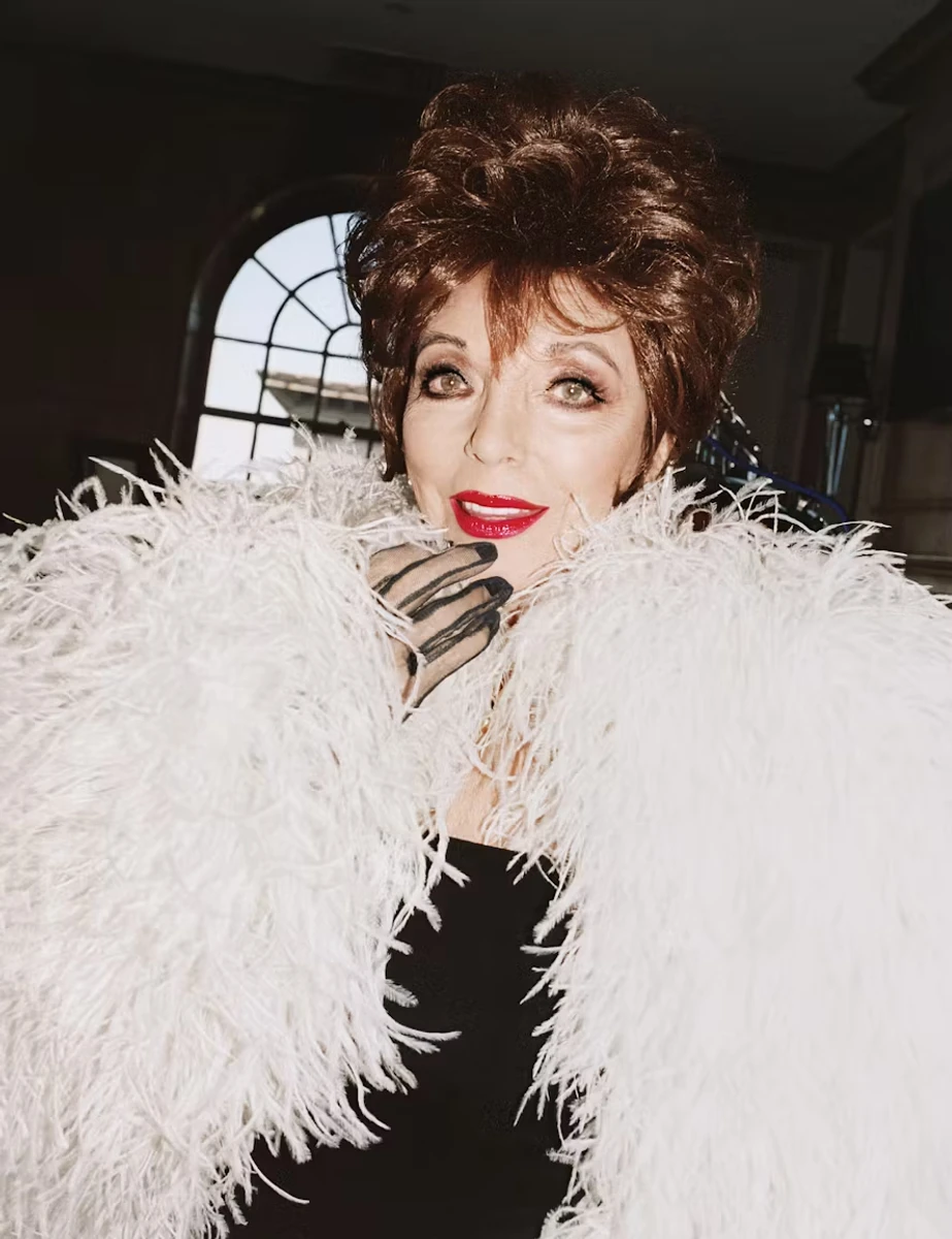 Джоан Коллінз позує в шубі