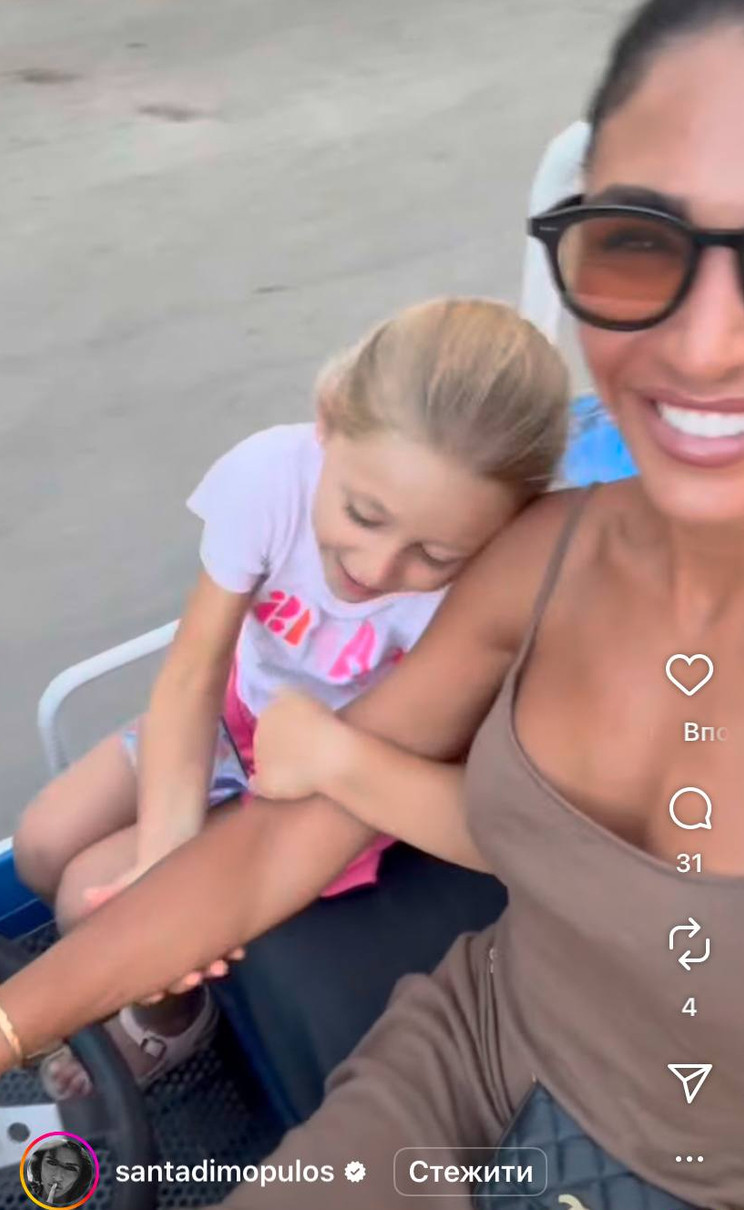 Санта з донькою катаються містом