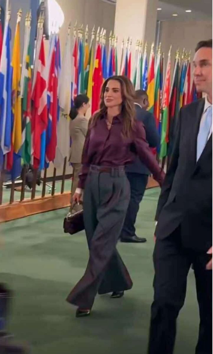 Королева Йорданії у стильній блузці та штанях похвалилася елегантністю