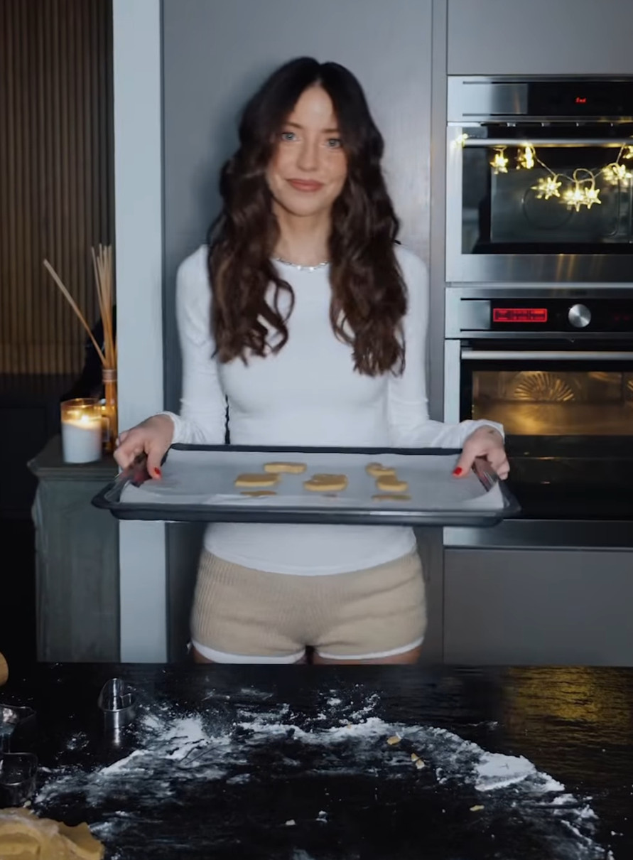 Надя Дорофєєва у шортах показала, як готувала різдвяне печиво