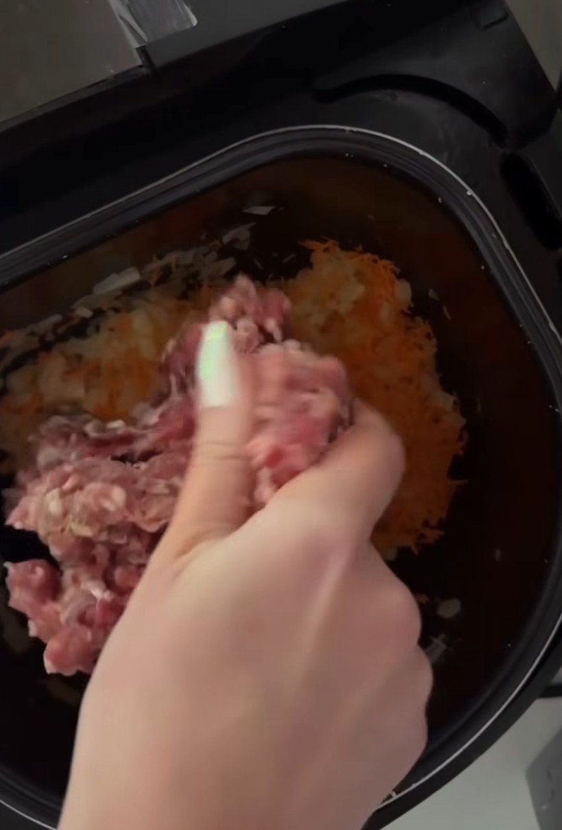 Анна Саліванчук показала, як приготувала смачну страву на свята