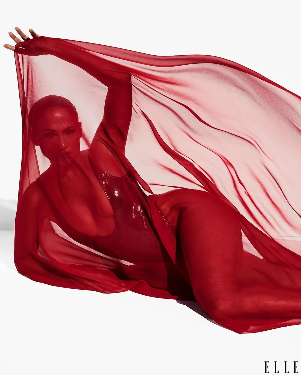 Загадкова Джей Ло прилягла під червоною завісою