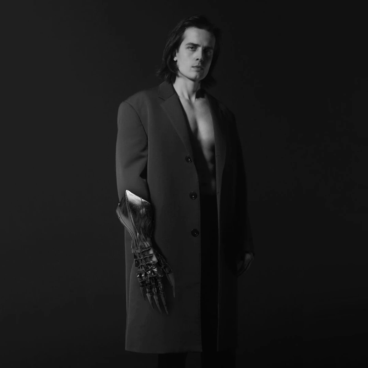 Похмуро-задумливий вираз обличчя на фото - фішка Анатолія