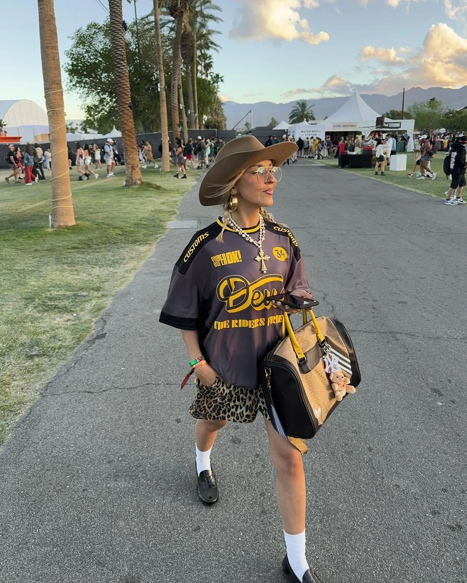 Дівчина у леопардових шортах