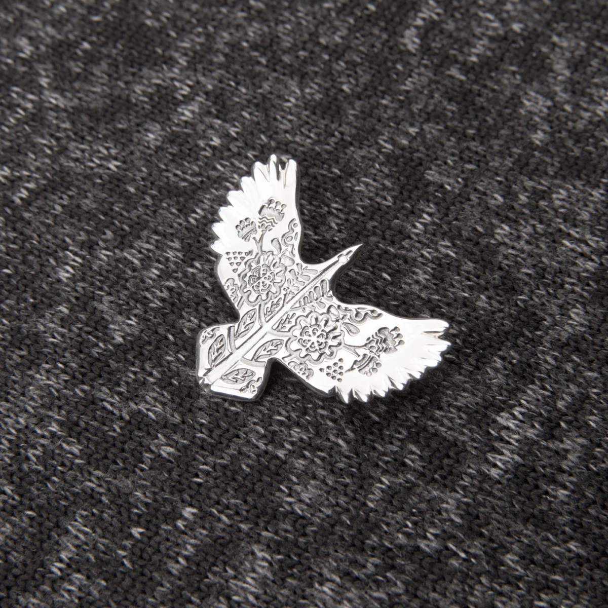 Олена Зеленська приміряла брошку у вигляді птаха