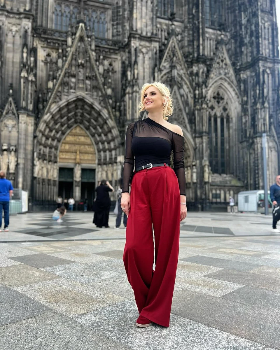 Ірина Федишин у напівпрозорому топі попозувала в Німеччині