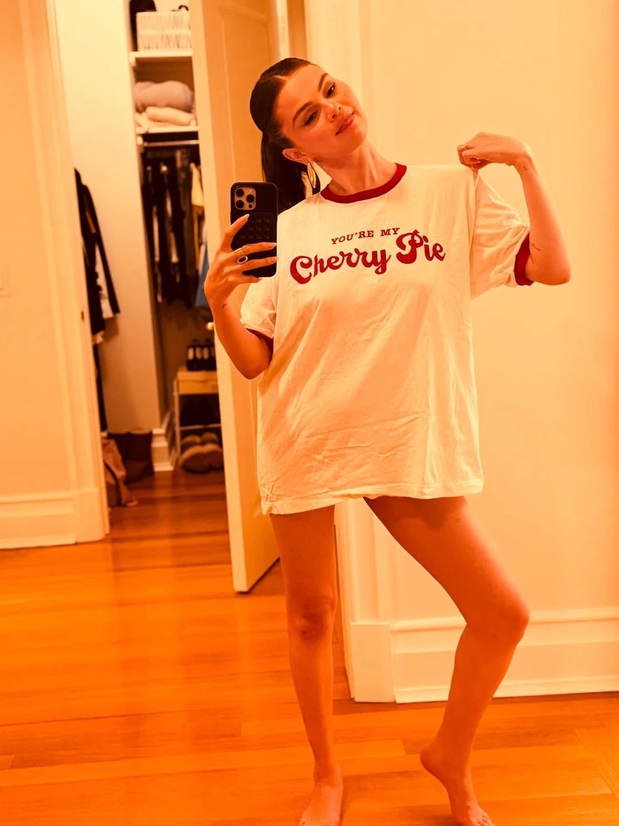 Селена Гомес похизувалася стрункими ногами в одній футболці