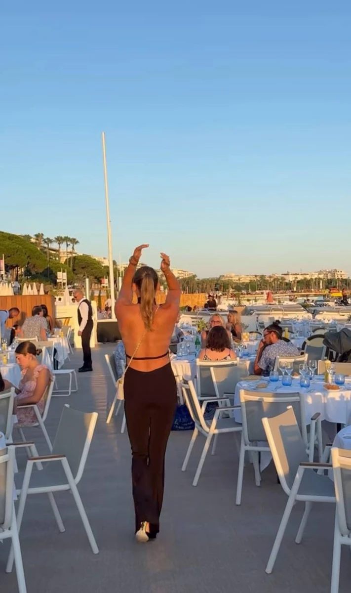 Білодід посвітила стегнами