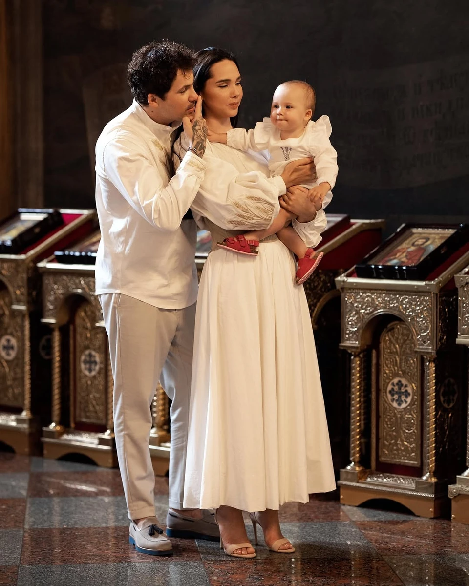 Наталія Татарінцева і Євген Кот пообіймали донечку на хрещенні