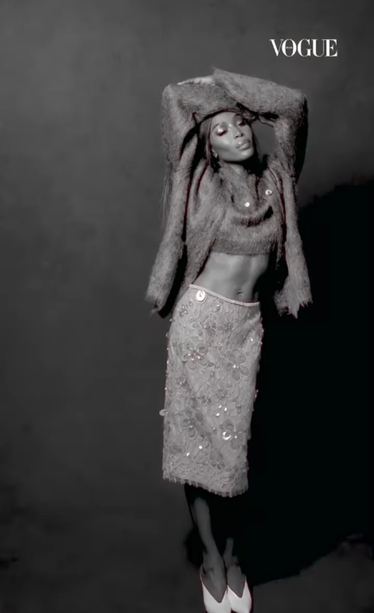 Наомі Кемпбелл у спідниці й топі похвалилася пласким животом