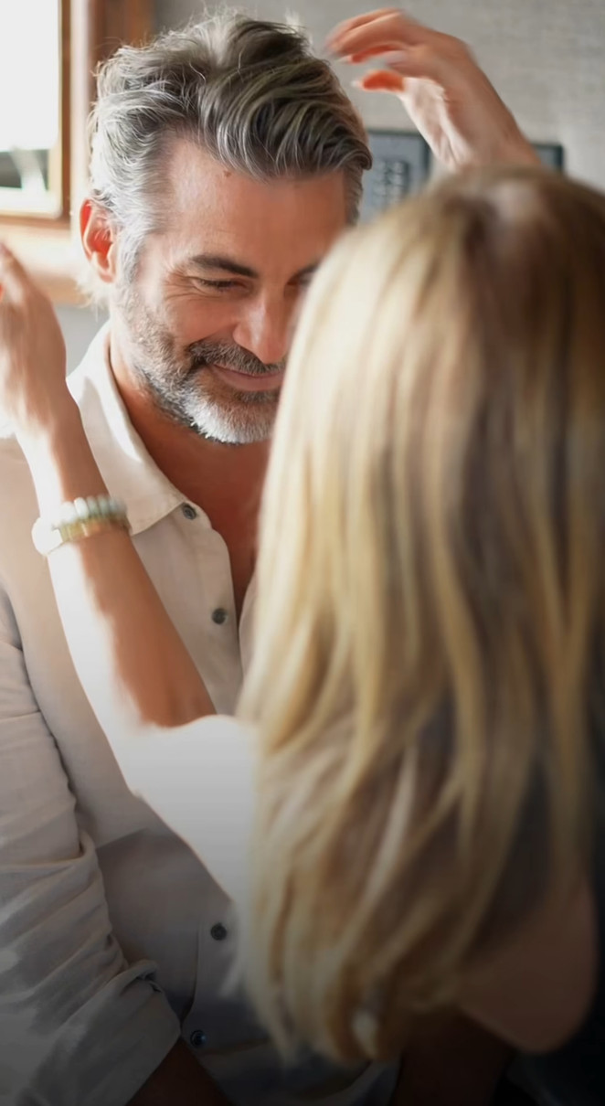 Дженніфер Еністон замилувала відео з коханим, на якому робила йому укладку