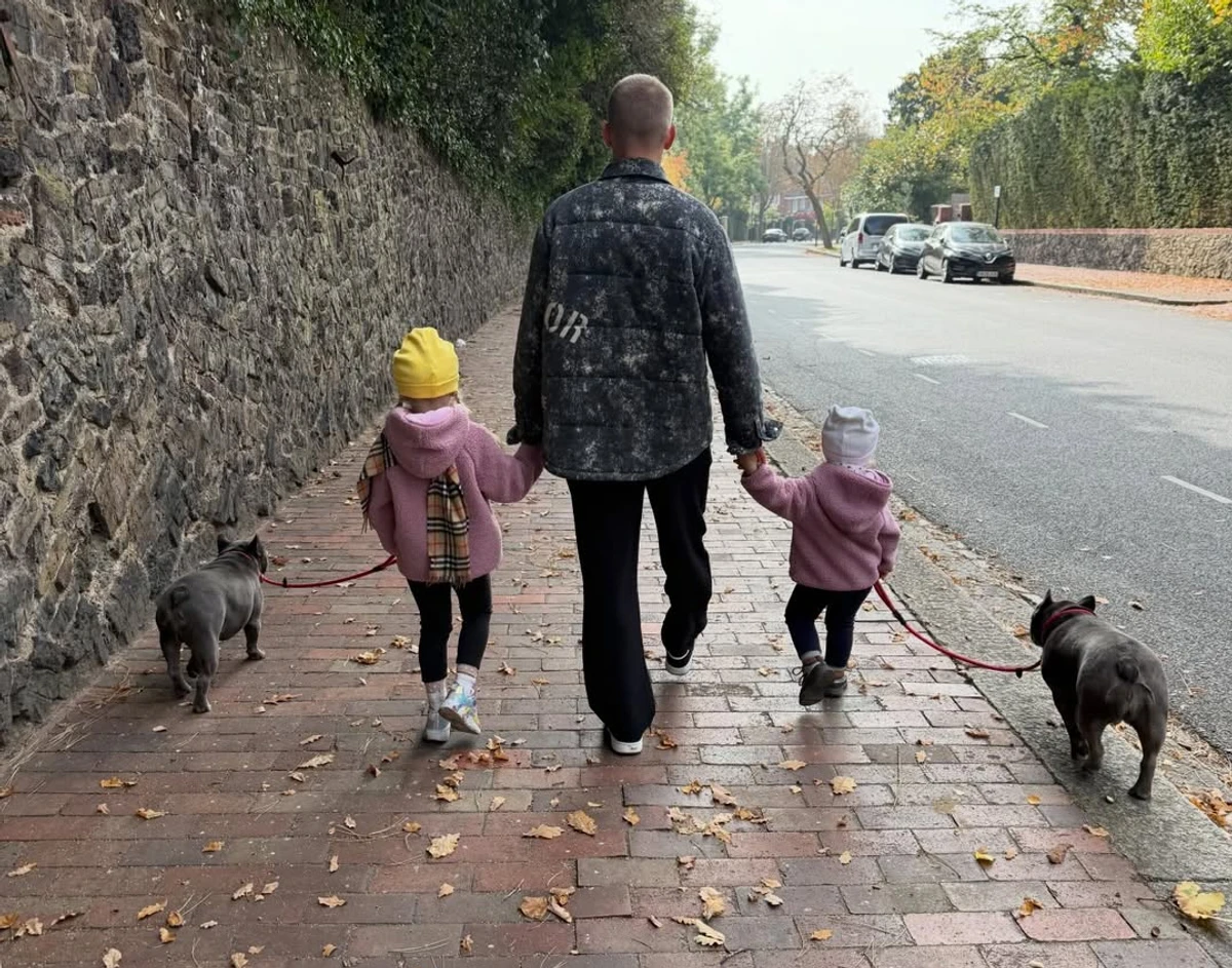 Олександр Зінченко показався на прогулянці з дочками та песиками