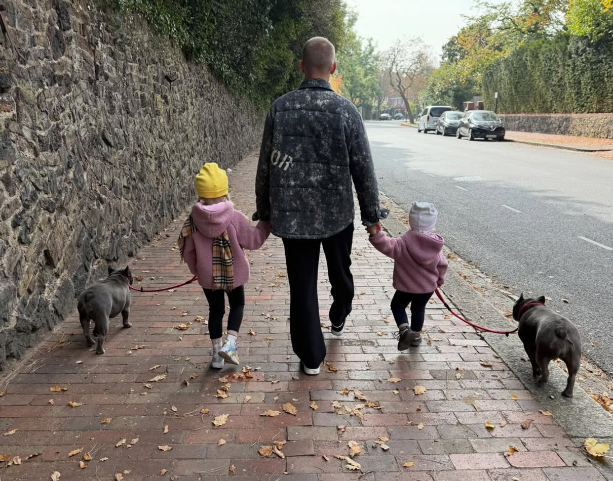 Олександр Зінченко показався на прогулянці з дочками та песиками