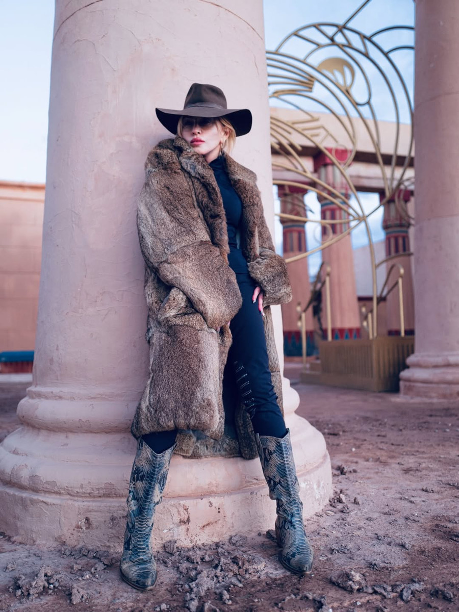 Мадонна з капелюхом та в шубі показалася на відпочинку в Марокко