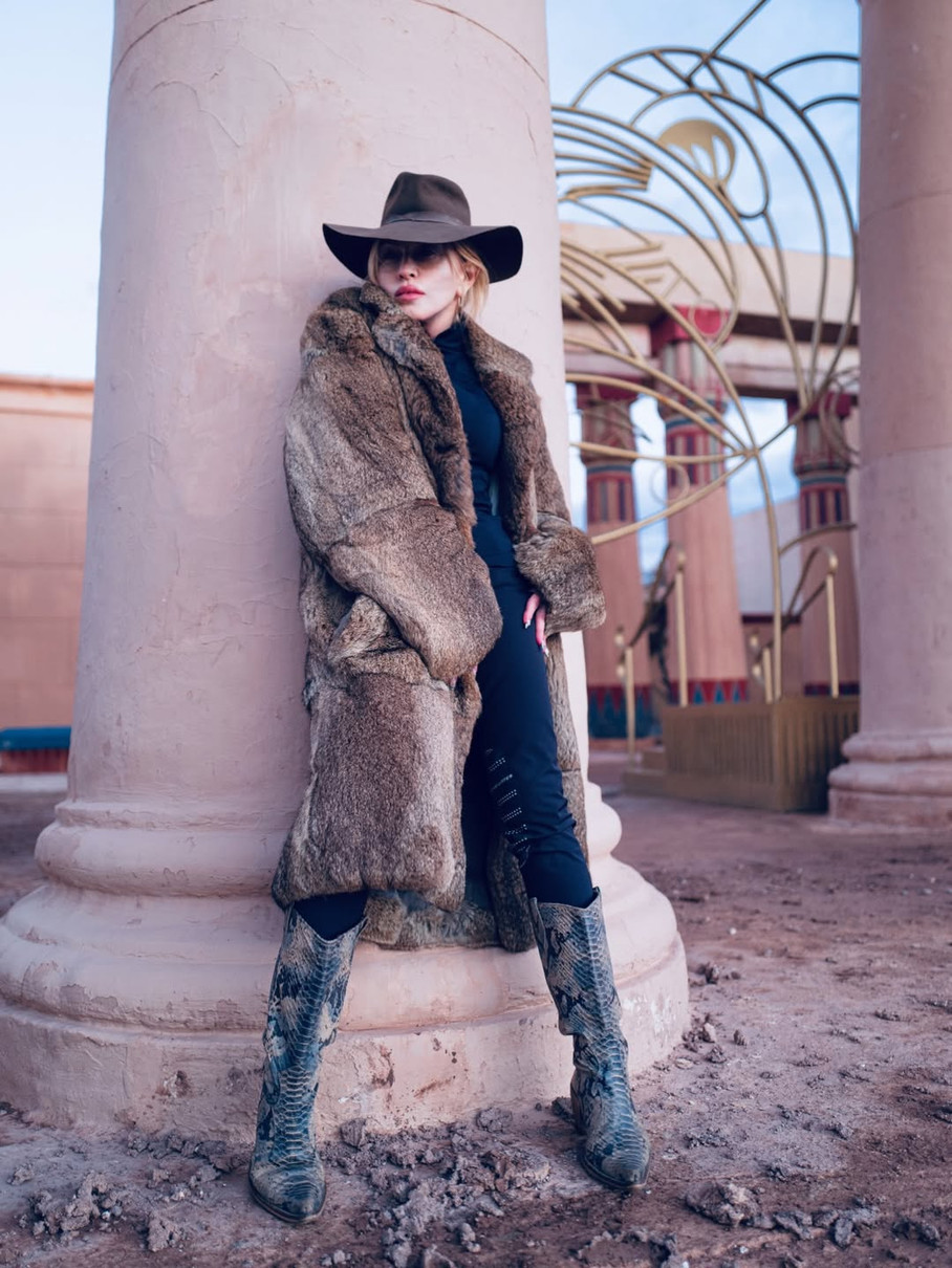 Мадонна з капелюхом та в шубі показалася на відпочинку в Марокко