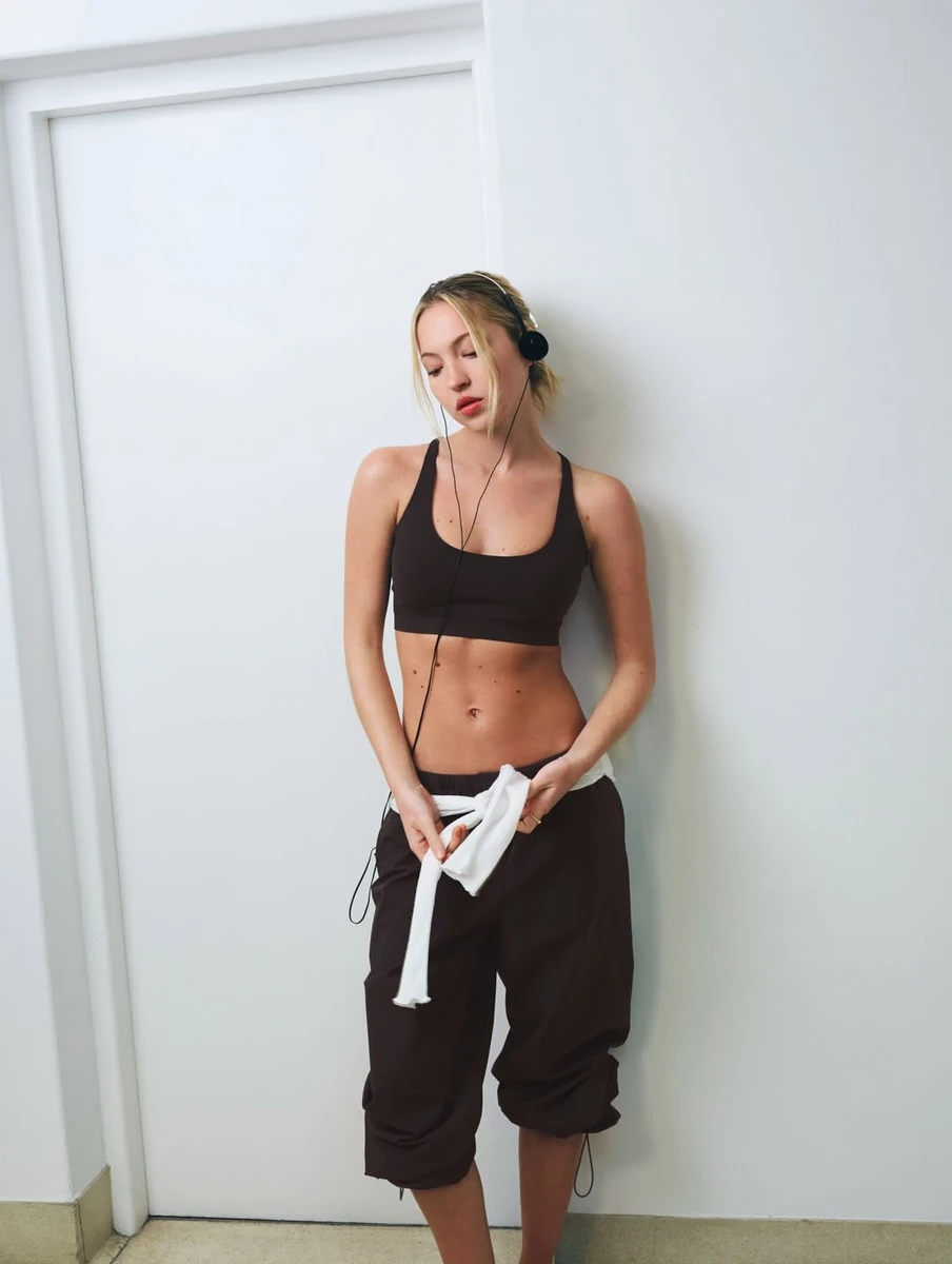 Ліла Мосс рекламує спортивний одяг