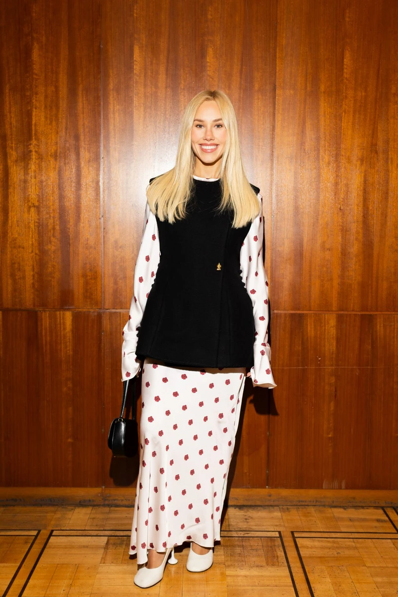 Даша Квіткова в сукнів в квіточки