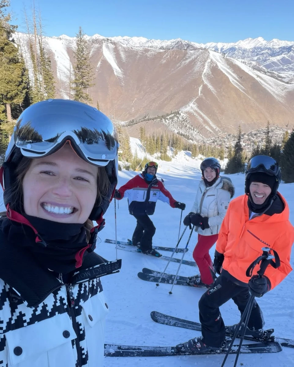 Дочка Шварценеггера з братом покаталася на лижах