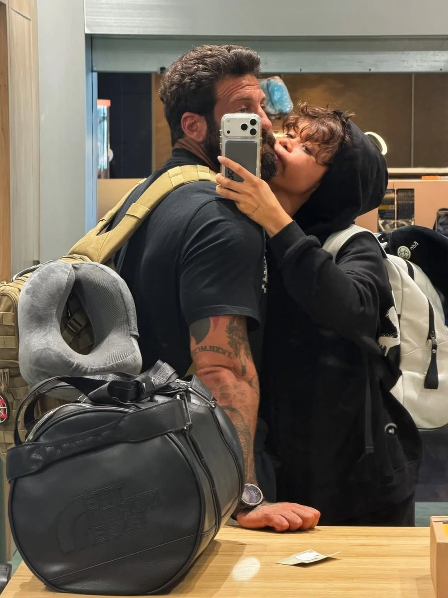 Lida Lee і Даніель Салем показали милі цілунки під час подорожі у Польщу