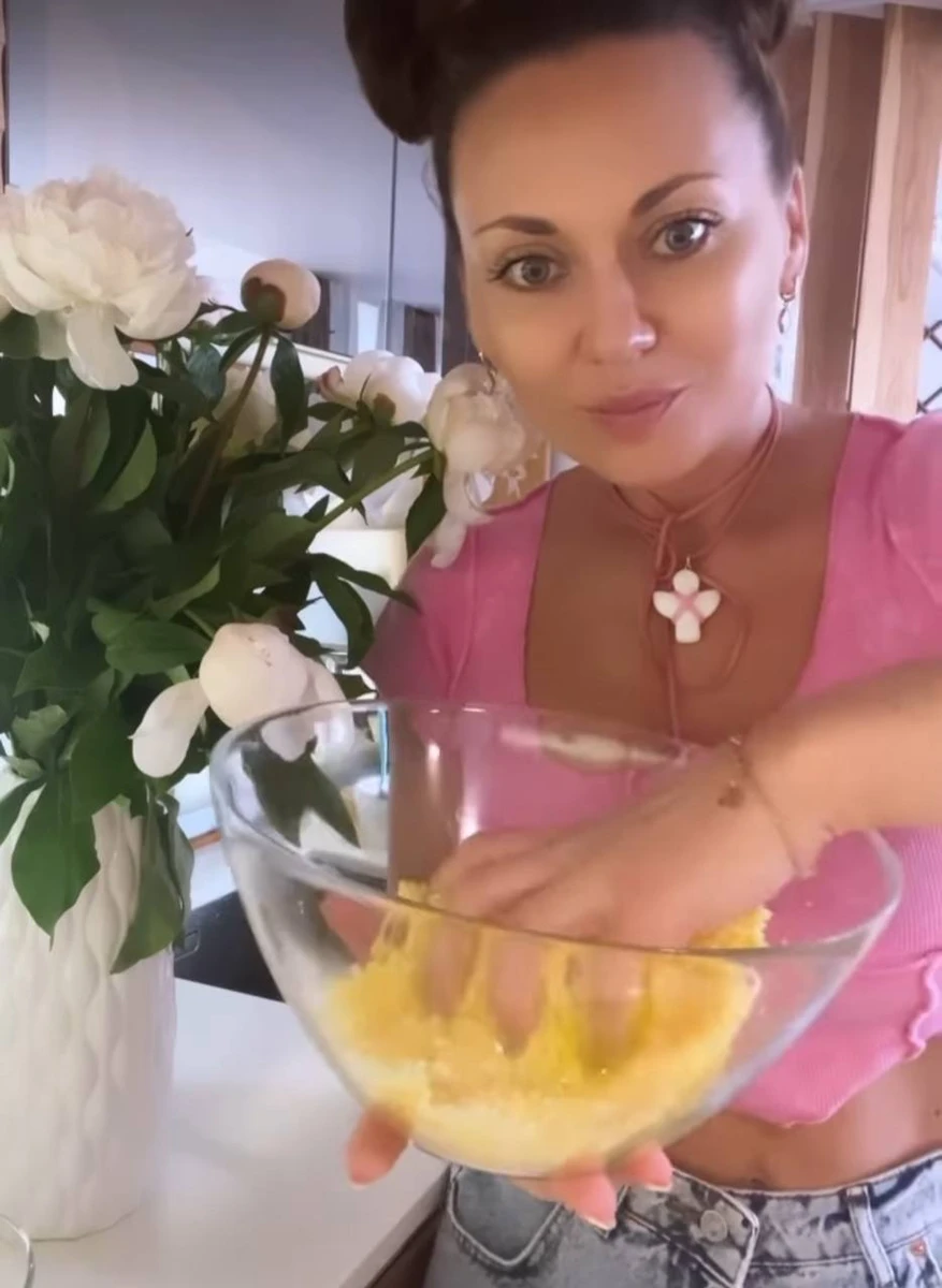 Досипаємо борошно й інші інгредієнти і замішуємо тісто