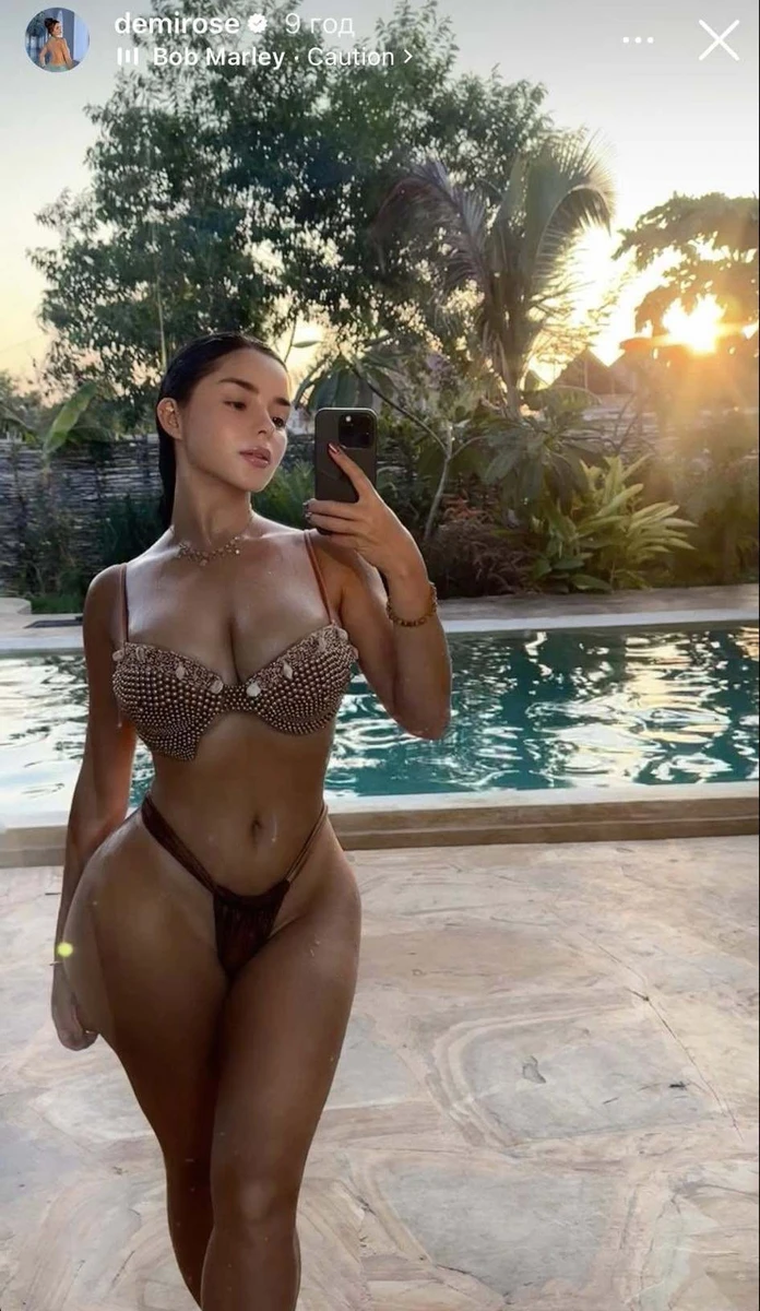Демі Роуз у купальнику