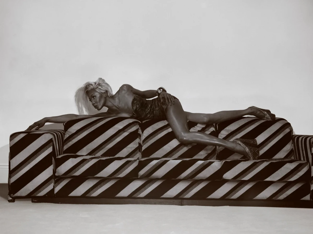 Наомі Кемпбелл розкинулася на дивані з голими ногами