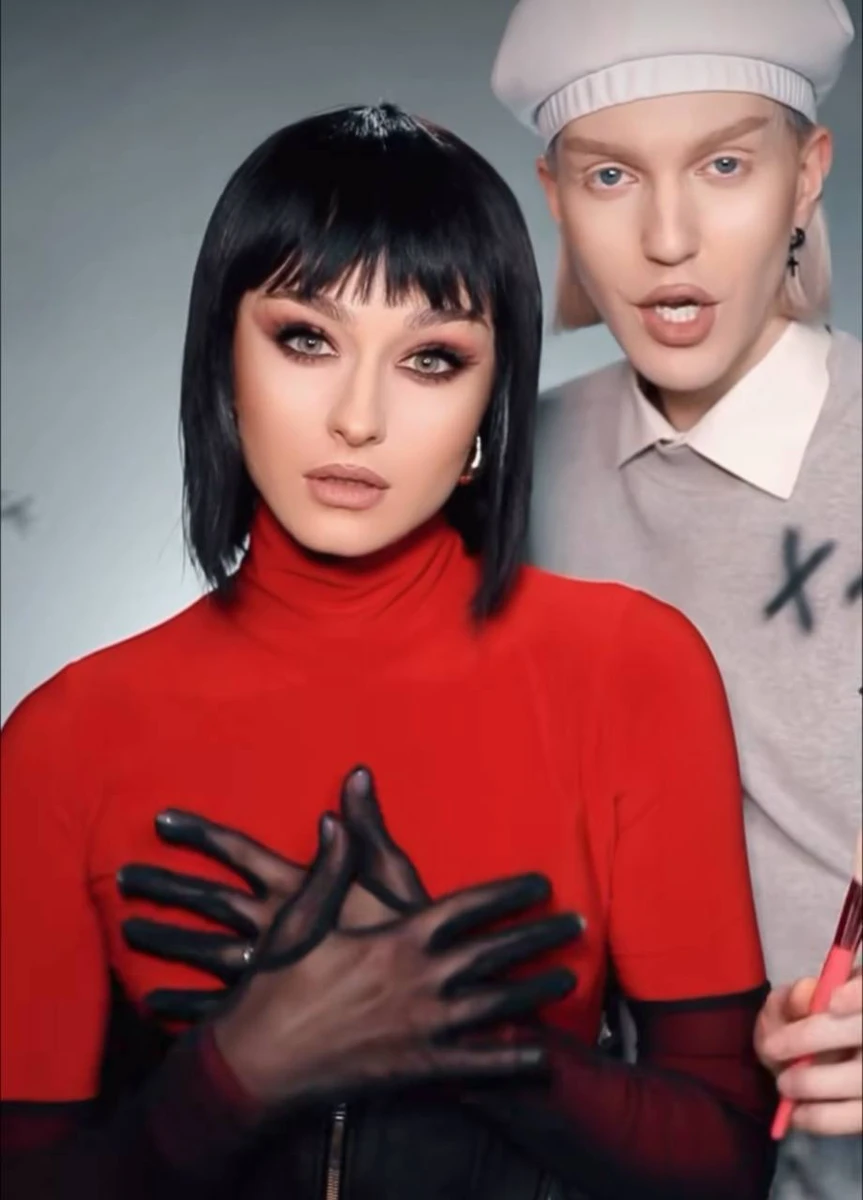 Цимбалару в образі брюнетки