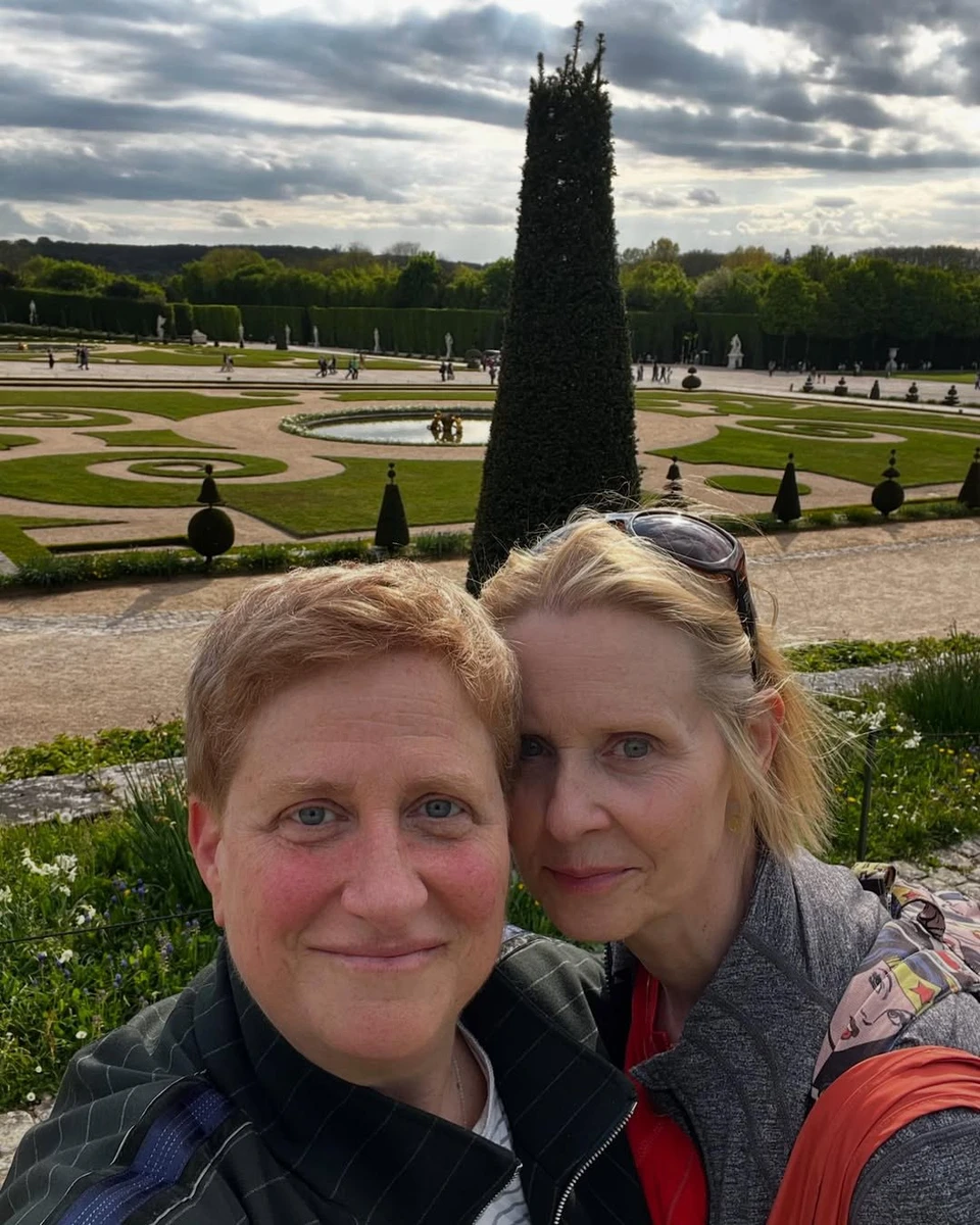 Синтія Ніксон попозувала з дружиною на тлі природи