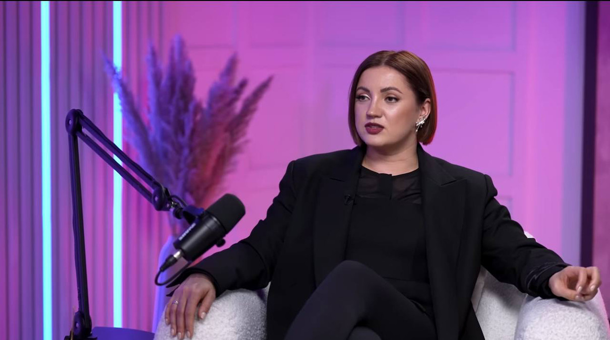 Цибульська у чорному піджаку й сітці