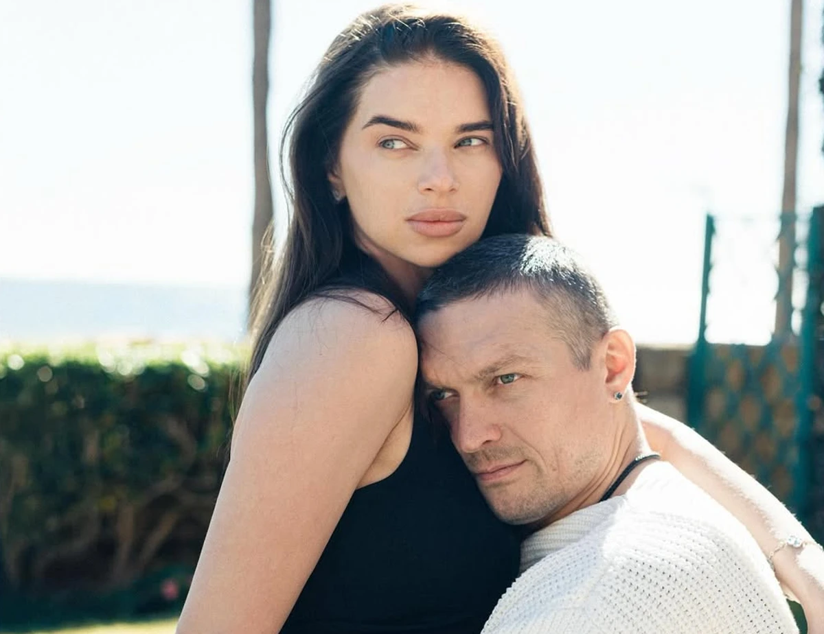 Катерина Усик позує з чоловіком для фото